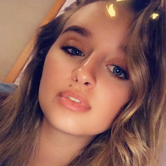 Profile Picture of Kayla Snedegar (@kbsnedegar) on Poshmark