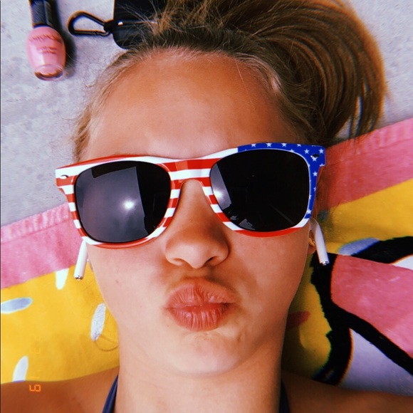 Profile Picture of Joei Weisbender (@joeigrace1896) on Poshmark