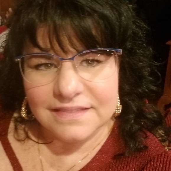 Profile Picture of Anne-marie Dionise (@amdionise) on Poshmark