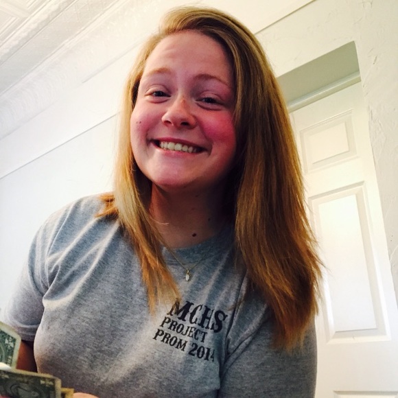 Profile Picture of Amelia Hester (@sunflowers45) on Poshmark