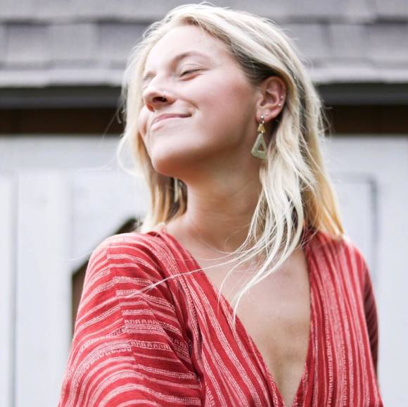 Profile Picture of Savanna Thomas (@savthomas12) on Poshmark