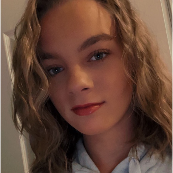 Profile Picture of Abbygail Bonney (@abbygailbonney) on Poshmark