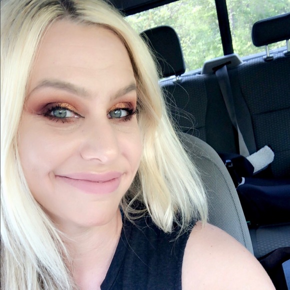 Tanya Damron - Poshmark Profile Picture of Tanya Damron (@tanyadamron) on Poshmark