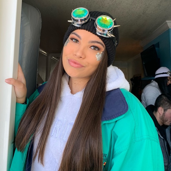 Profile Picture of Danielle Gee (@daniellegee335) on Poshmark