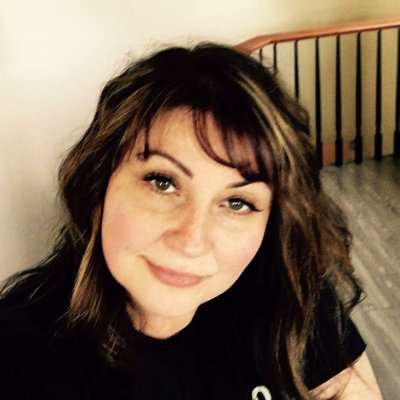 Profile Picture of Lori Ziegler (@GliterGlazeN) on Twitter