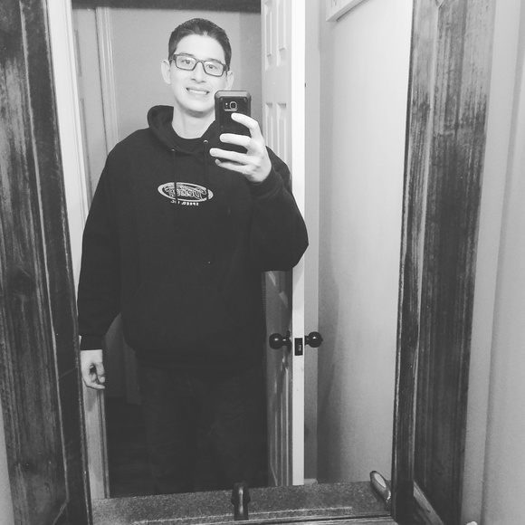 Profile Picture of Michael Arnez (@marnez_15) on Poshmark