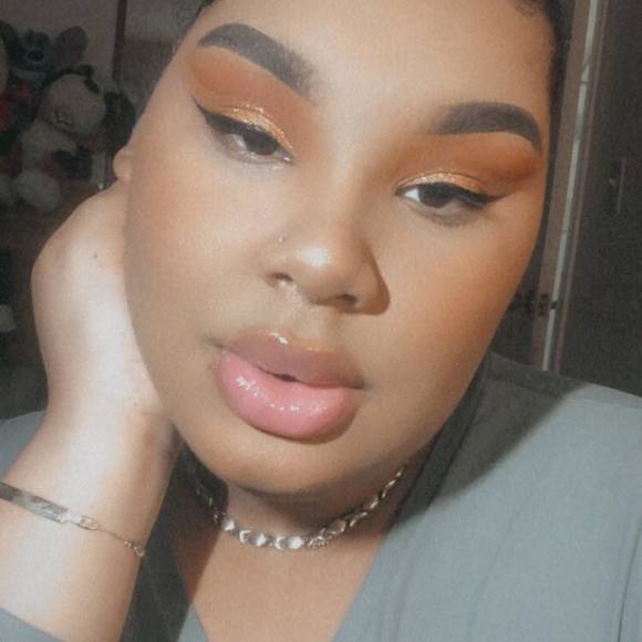 Profile Picture of Alexa Guzman (@alexaguzman293) on Poshmark