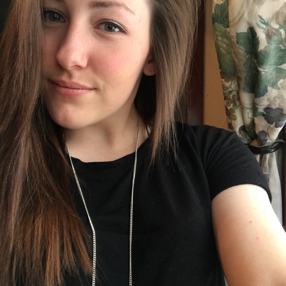 Profile Picture of Cheyenne Dailey (@cheyenne_dailey) on Poshmark