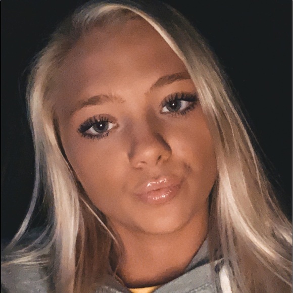 Profile Picture of Bailey Harding (@buhitzbayy) on Poshmark