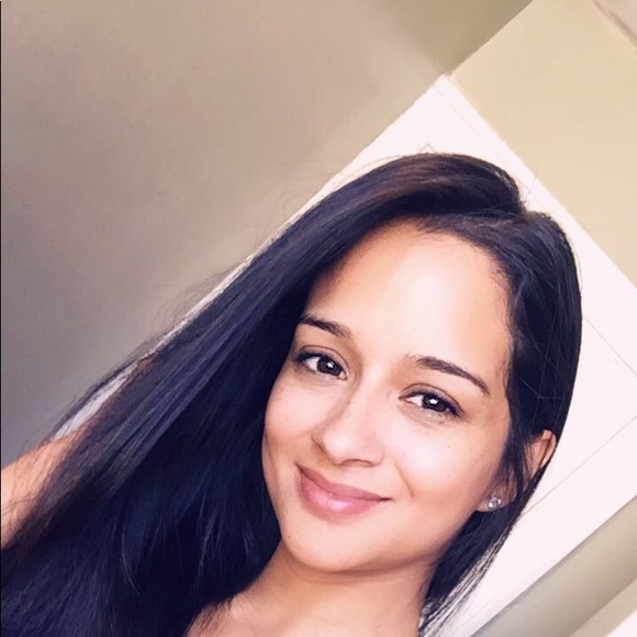 Profile Picture of Diana Arciga (@diana_arciga) on Poshmark