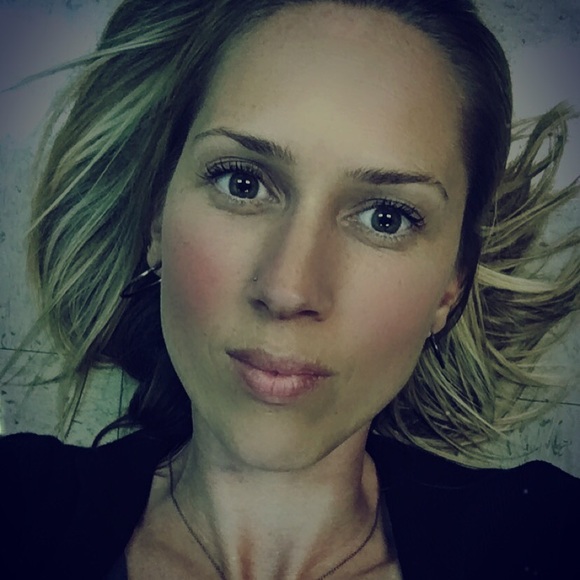 Profile Picture of Ami Phillips (@hellonheels777) on Poshmark