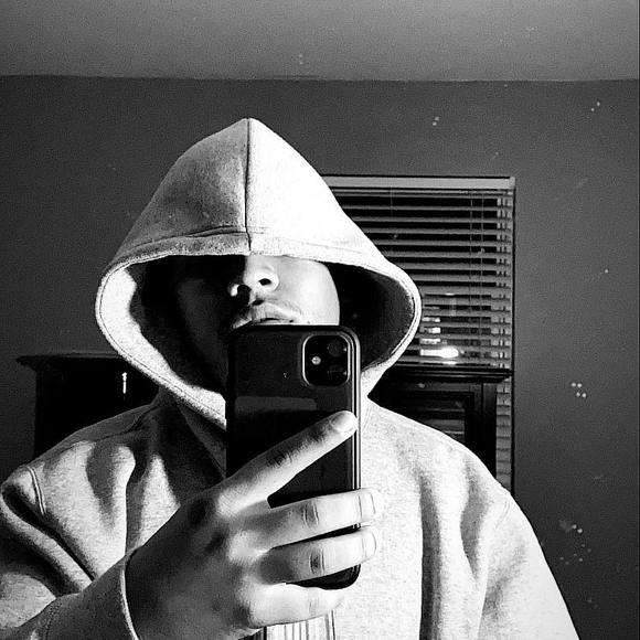 Profile Picture of Alvis Cuanetl (@alvid_cuanetl) on Poshmark