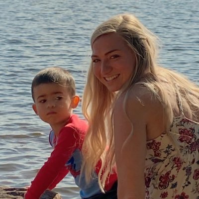 Profile Picture of Sarah Knickerbocker (@sarahjeanknick) on Twitter