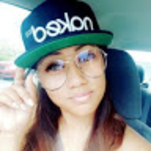 Profile Picture of Dinae Sitarek (@kamalei17) on Poshmark