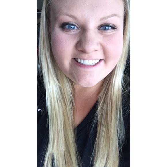 Profile Picture of Taylor Schlechter (@tay_schlechter) on Poshmark