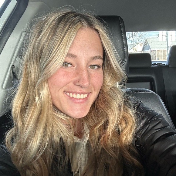 Profile Picture of Paige Saunders (@paigesaunder212) on Poshmark