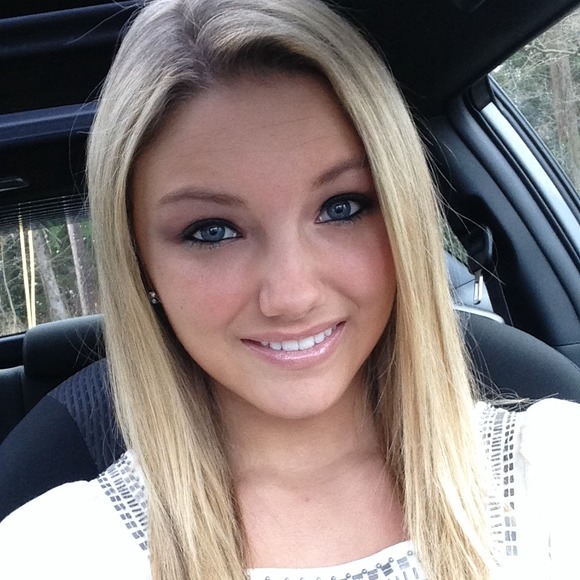 Nicki Grback - Poshmark Profile Picture of Nicki Grback (@ngrback) on Poshmark