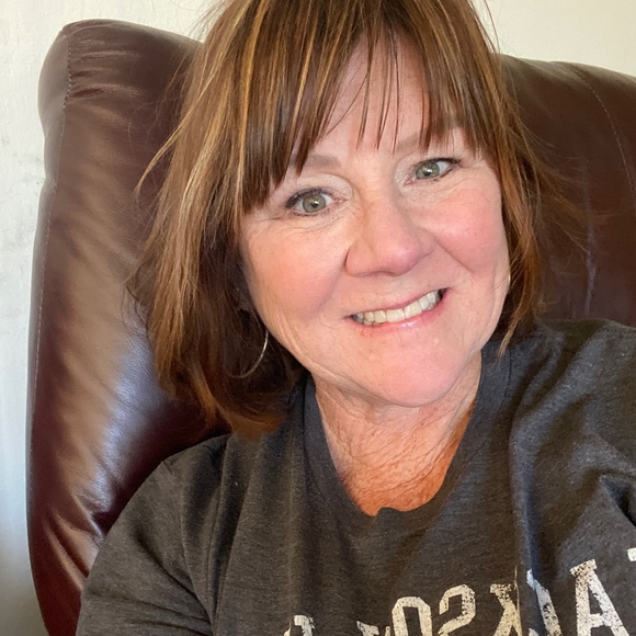 Profile Picture of Wendi Yesser (@wendelsue68) on Poshmark