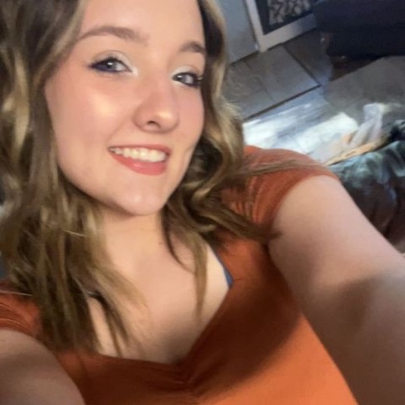 Profile Picture of Peyton Redar (@peaspmr) on Poshmark