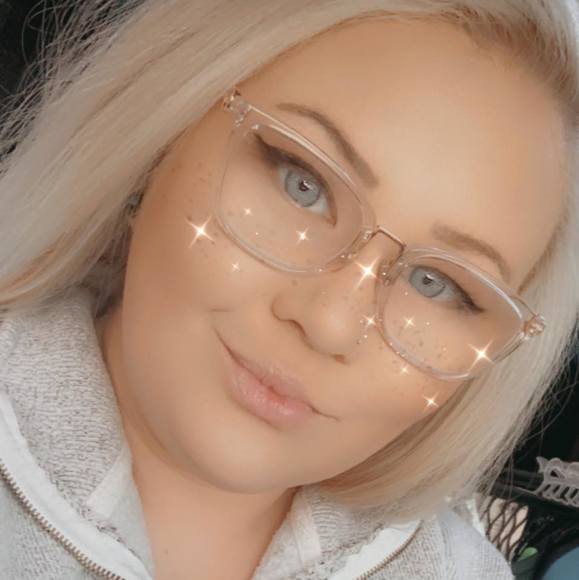 Profile Picture of Cora Kimball (@krisxk53) on Poshmark