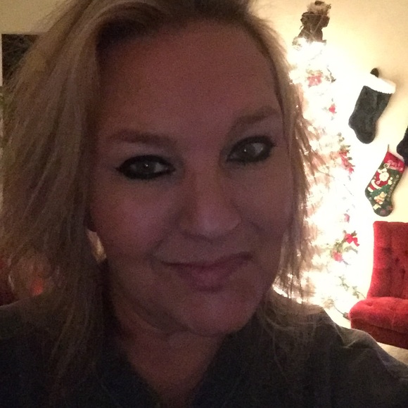 Profile Picture of Laurie Binegar (@peppermint28457) on Poshmark