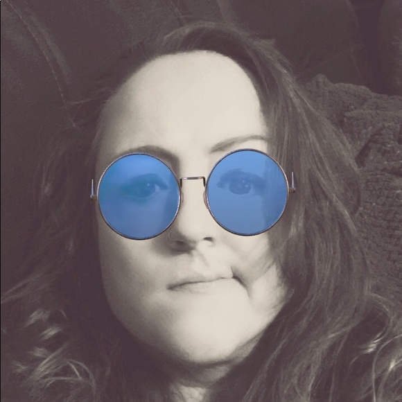 Profile Picture of Linnsey Leithner (@333linz) on Poshmark