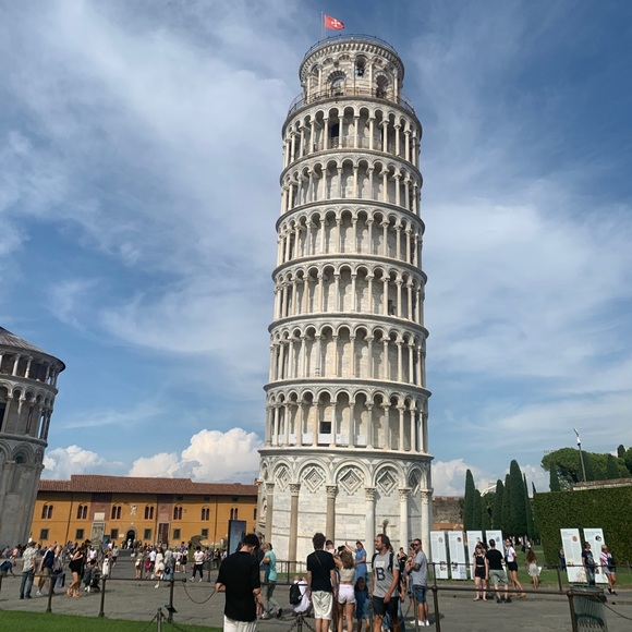 Profile Picture of Lisa Besecker (@lbesecker) on Poshmark