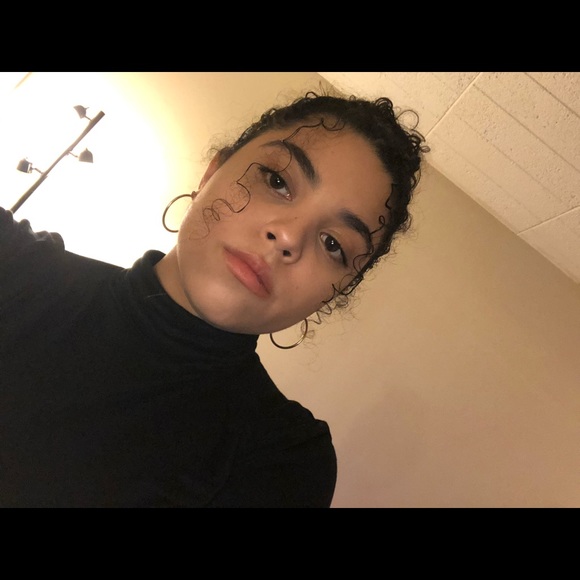 Profile Picture of Melanie Cardona (@mcardona020) on Poshmark