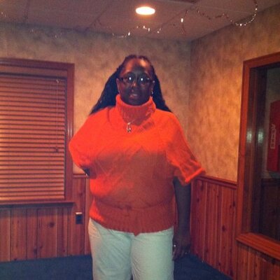 Profile Picture of Renee (@ReneWise) on Twitter
