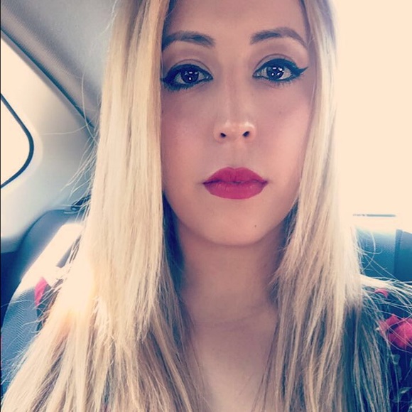 Profile Picture of Stephanie Morales (@stephielux) on Poshmark