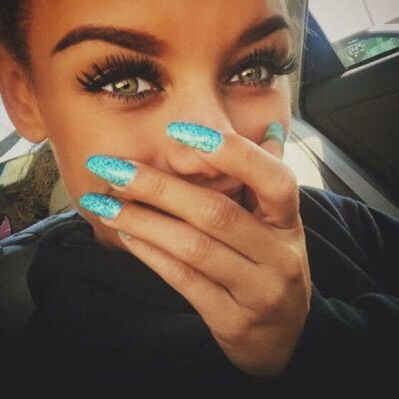 Profile Picture of Dee Alhosani (@deealh) on Poshmark