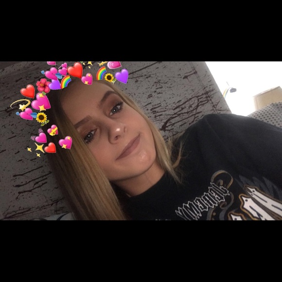 Profile Picture of Sage Andrues (@sageandrues) on Poshmark