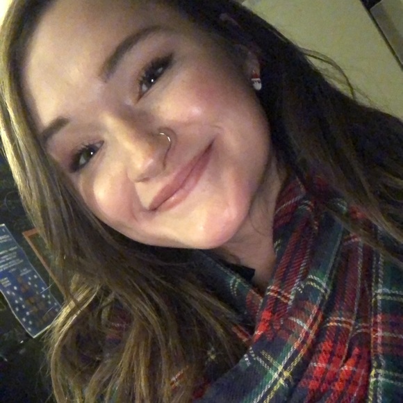 Profile Picture of Sophia Hansen (@sophiehopem) on Poshmark