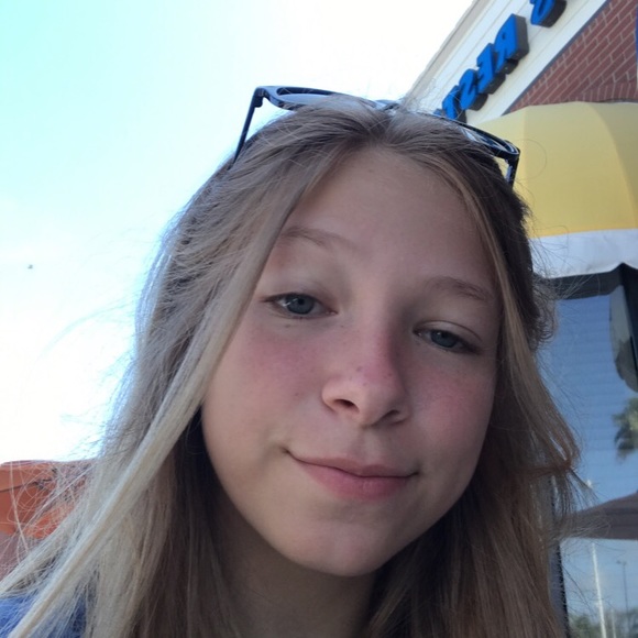 Profile Picture of Alexa Fleming (@alexaaflemingg) on Poshmark