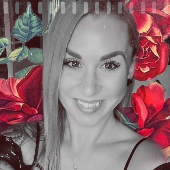 Profile Picture of Janelle Walsh (@janwalsh83) on Poshmark