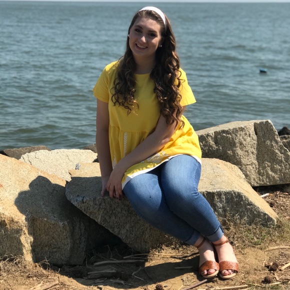 Profile Picture of Andreanna Roros (@annar915) on Poshmark