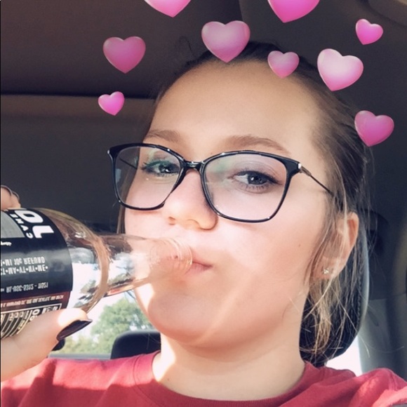 Abigail Hesting - Poshmark Profile Picture of Abigail Hesting (@abbyhes) on Poshmark