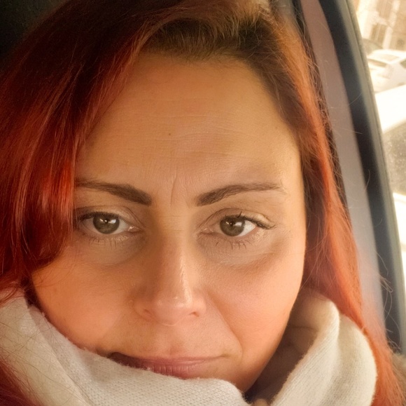 Profile Picture of Vero Roux (@vero44481) on Poshmark
