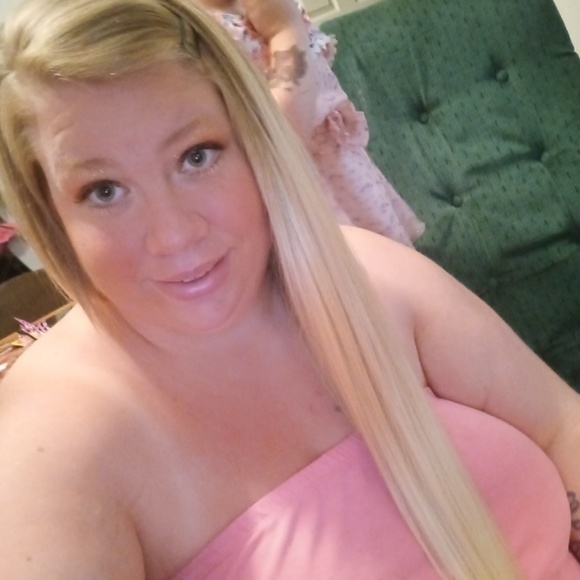 Profile Picture of Larissa Mccoy (@larissamccoy) on Poshmark