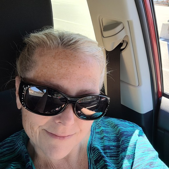 Profile Picture of Julianne Zausmer (@juliannez67) on Poshmark