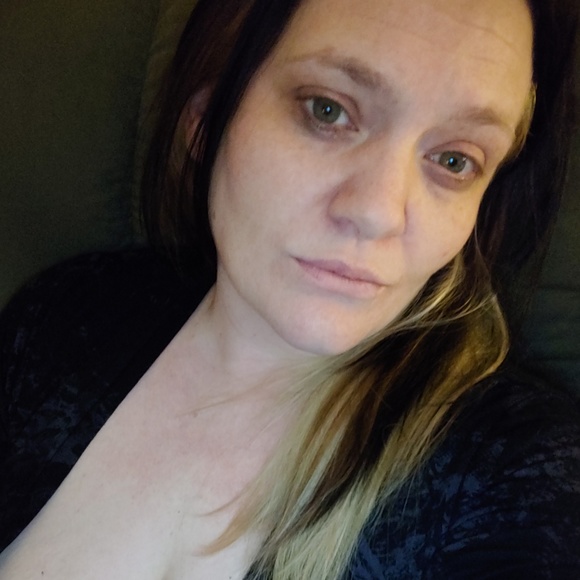 Profile Picture of Lisa Buetow (@lisabuetow79) on Poshmark