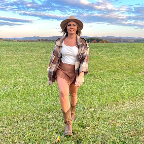 Profile Picture of Carly Carter (@cr_carter) on Poshmark