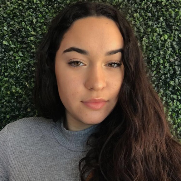 Profile Picture of Mia Alpizar (@miaalpizar) on Poshmark