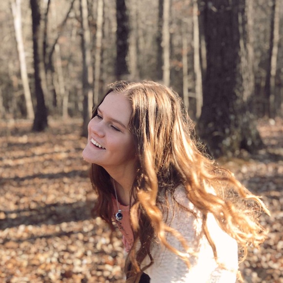Profile Picture of Hailey Hobbs (@haileyhobbs139) on Poshmark