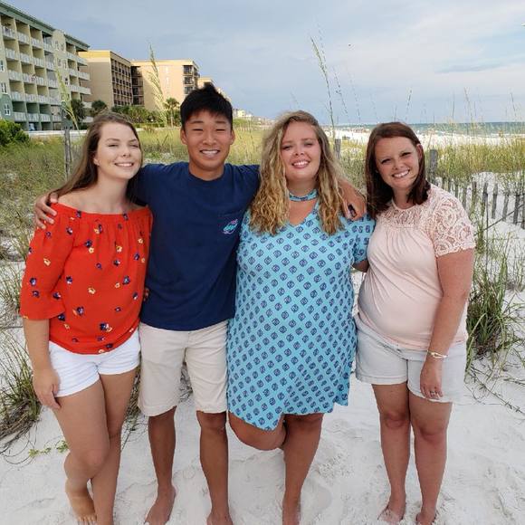 Profile Picture of Lori Holbrook (@loriholbrook) on Poshmark