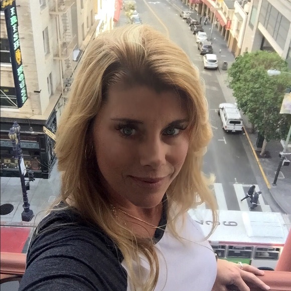 Profile Picture of Tracey Jacobsen (@traceyjacobsen) on Poshmark