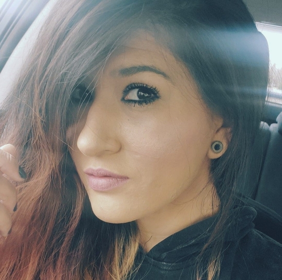 Profile Picture of Bobbie Freyling (@bjfrey89) on Poshmark