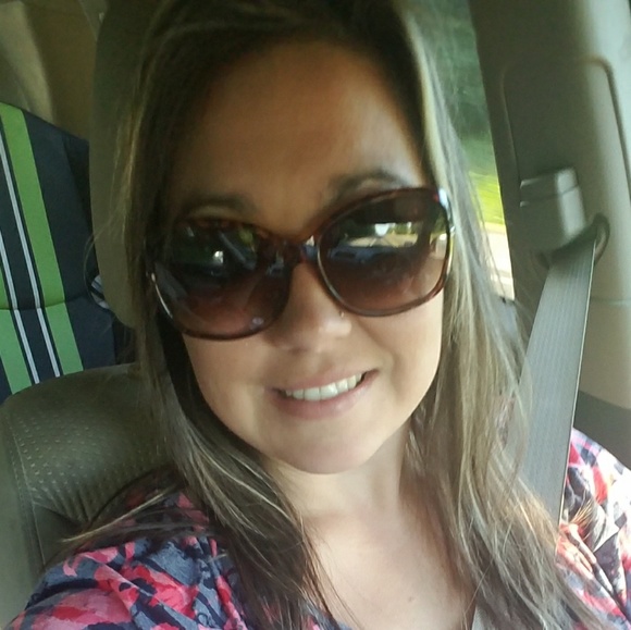 Profile Picture of Sheree Thomas (@sthomas2016) on Poshmark
