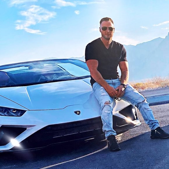 Profile Picture of Andrew Massimo (@mrandrewmathews) on Poshmark