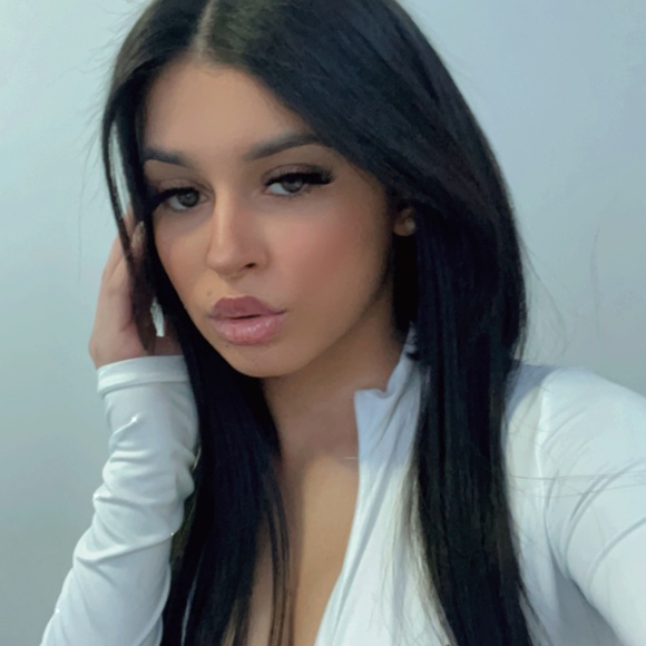 Profile Picture of Pamela Gonzalez (@pamdolllx0) on Poshmark